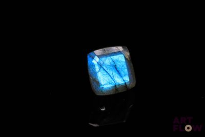 l'image d'une bague contenant une pierre bleue