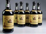 six bouteilles de vin sont alignées sur une table