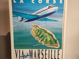 une affiche représentant un avion survolant une carte de l'île