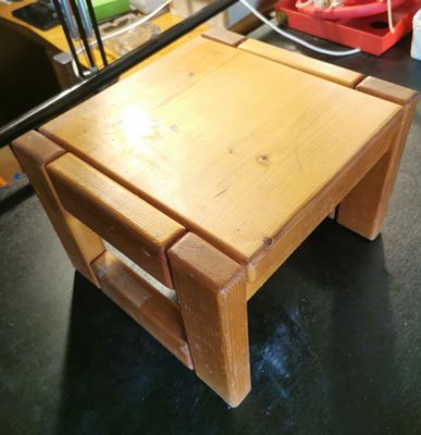 une petite table en bois posée sur le plan de travail de la cuisine