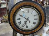 une horloge posée sur une table dans une pièce