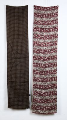 deux morceaux de tissu accrochés au mur l'un à côté de l'autre
