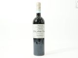 une bouteille de vin posée sur une table