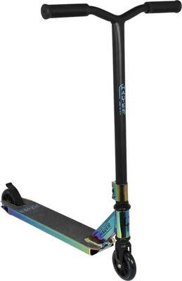 gros plan d'un scooter sur fond blanc