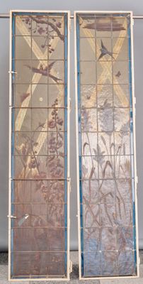 deux grands vitraux ornés d'oiseaux