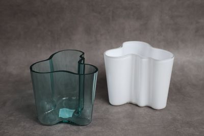deux vases posés l'un à côté de l'autre sur une table