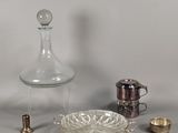 beaucoup d'objets en argent et en verre sur la table