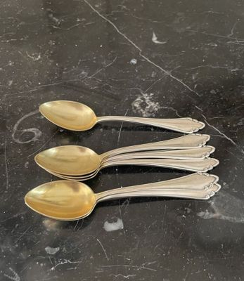 quatre cuillères posées sur une table