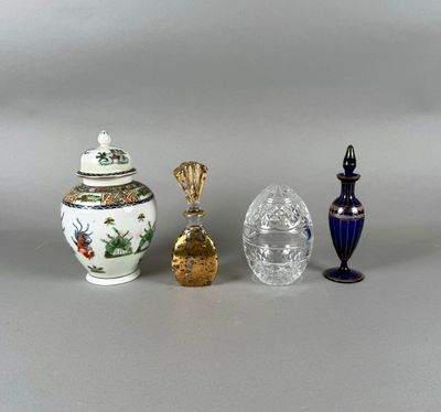 Lot d'objets de vitrine comprenant deux flacons couverts, un… - Photo 1