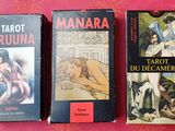 trois livres posés sur une table recouverte d'une nappe rouge, sur fond rose