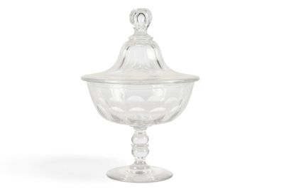 une image représentant un saladier en verre transparent muni d'un couvercle, sur fond blanc