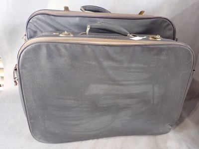 deux bagages posés sur un lit