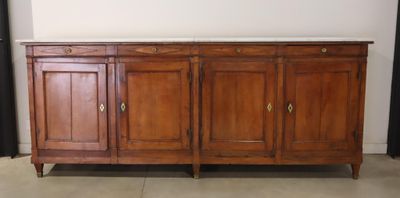 un buffet en bois avec un plateau en marbre dans une pièce