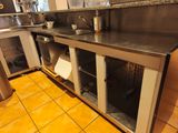 une photo d'une cuisine avec des plans de travail en inox