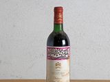 une bouteille de vin posée sur une table en bois