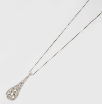 un collier avec un pendentif en or blanc et diamants, muni d'une longue chaîne