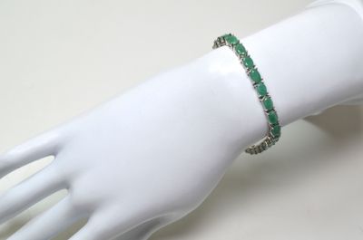Un bracelet en argent serti d'une ligne de 14 cts env d'émer…