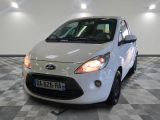 la photo d'une petite voiture blanche garée dans un garage