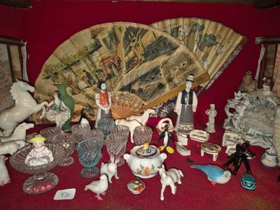 de nombreuses figurines posées sur une table rouge