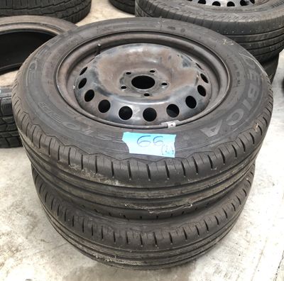 plusieurs pneus sont empilés les uns sur les autres