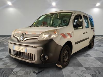 une camionnette blanche garée sur un sol en damier