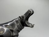 une statue d'hippopotame la gueule grande ouverte