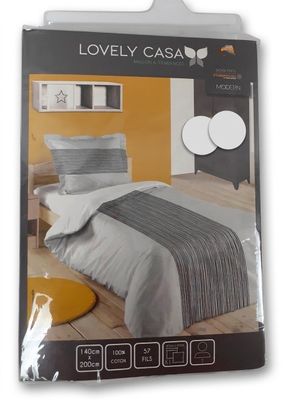 un gros plan d'un lit emballé sur fond blanc