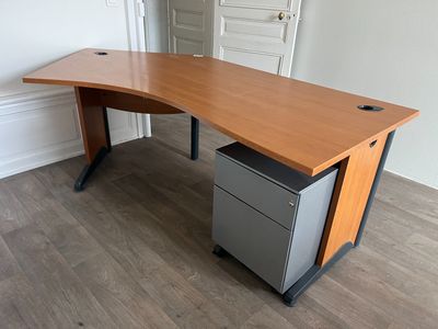 2 bureaux une étagère d'angle et un caisson