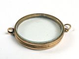 une loupe posée sur une table blanche