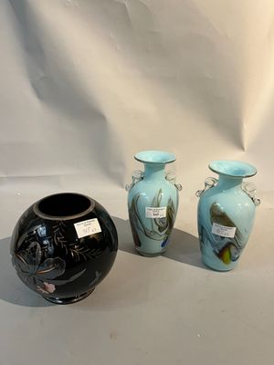 trois vases posés l'un à côté de l'autre sur une table