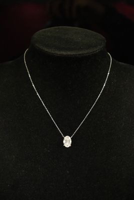 Collier en or gris 18 K (750), chaîne maille forçat retenant…