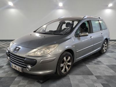 la voiture argentée est garée dans le garage sur le sol en damier