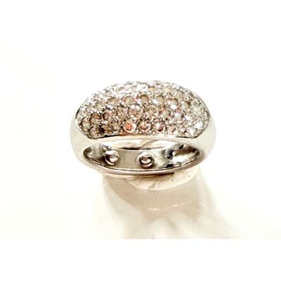 une image d'une bague en diamant sur fond blanc