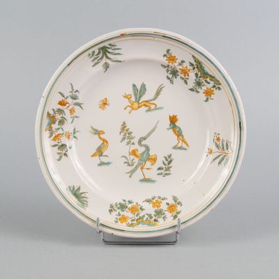 une image représentant une assiette décorée d'oiseaux et de fleurs