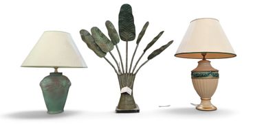 trois lampes placées l'une à côté de l'autre sur une table