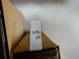 un bout de papier sur lequel on a écrit quelque chose, tiré d'un livre
