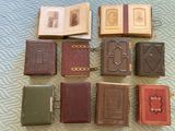 de nombreux vieux livres empilés sur le lit
