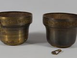 paire de vases anciens en laiton, munis d'anses, sur fond blanc