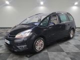 La camionnette noire est garée sur un sol en damier dans un garage.