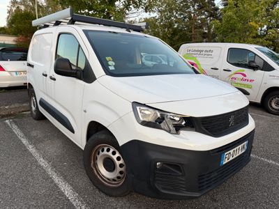 une camionnette blanche garée dans un parking