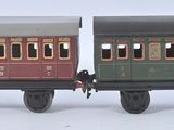 un petit train posé sur une surface blanche