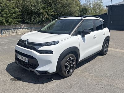 La Citroën blanche est garée sur un parking