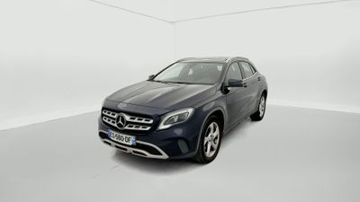 Le SUV Mercedes GLA est garé dans une pièce blanche