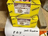 une pile de cartons surmontée d'une pancarte