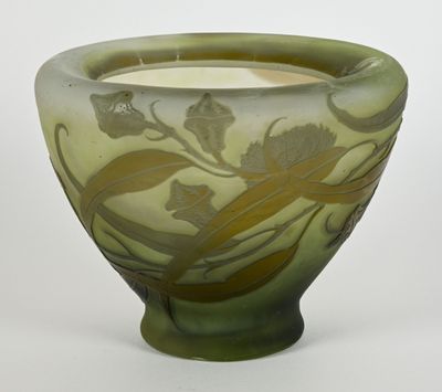 GALLE Vase sur piédouche en verre multicouche, fond vert. Si…