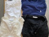 trois paires de hauts et de shorts posées sur un banc en bois