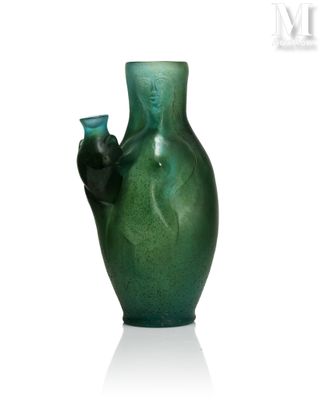 un vase vert avec une main tenant un verre bleu