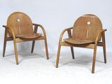 une paire de chaises du milieu du siècle, aux pieds courbés et à l'assise en bois