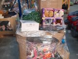 de nombreuses caisses de jouets et d'autres articles dans l'entrepôt