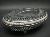 une assiette en argent antique avec un motif décoratif